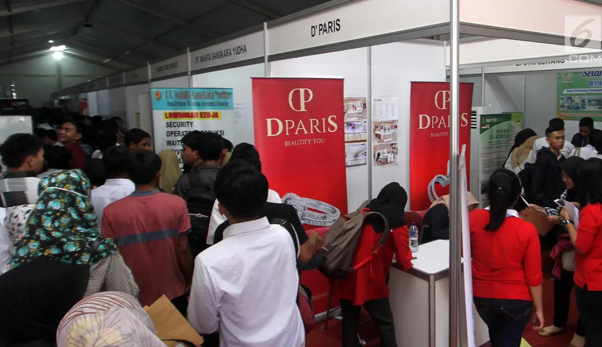 Calon pelamar kerja mencari informasi di salah satu stand "Job Fair Tangsel 2018" di BSD, Kamis  (19/7). Job Fair ini diselengarakan Dinas Ketenagakerjaan (Disnaker) pemerintah kota Tangerang Selatan (Tangsel). (Merdeka.com/Arie Basuki)