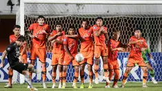 Persib Bandung unggul terlebih dahulu pada menit ke-20 melalui aksi Marc Klok. Bola hasil tendangan bebas kaki kanannya menyasar sudut kiri gawang Persiraja yang gagal diantisipasi Aji Bayu. (Bola.com/Bagaskara Lazuardi)