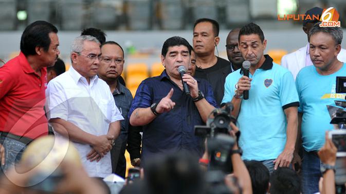 Salah satu momen saat Diego Maradona datang berkunjung ke Indonesia pada tahun 2013 lalu.