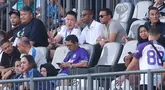 Pemilik Persik Kediri, Athur Irawan terlihat berdiskusi dengan pelatih Timnas Indonesia, Patrick Kluivert, saat menyaksikan langsung pertandingan Persita Tangerang dalam laga pekan ke-22 BRI Liga 1 di Indomilk Arena, Tangerang, pada Jumat (7/2/2025) sore WIB. (Bola.com/M Iqbal Ichsan)