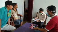 Dokter Jiwa RSI Banjarnegara, dr Seno berbicara dengan keluarga pasien jiwa yang disambanganinya di pedesaan. (Foto: Liputan6.com/RSI Banjarnegara/Ridlo)