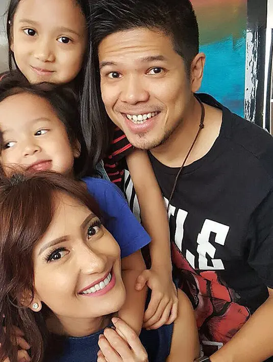 Berbagai cara para selebriti untuk menjaga keharmonisan keluarganya. Begitu juga musisi Baim dan Artika. Keduanya memiliki cara unik dalam menjaga keharmonisan keluarganya. (Instagram/artikasaridevi)