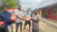 CSR Edental memberikan bantuan dan kepedulian berupa lampu emergency untuk korban angin puting beliung di Desa Debut, Kecamatan Manyeuw, Kabupaten Maluku Tenggara, Provinsi Maluku. (Liputan6.com)