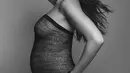 Di sebuah foto hitam putih lainnya, Hailey Bieber tampil mengenakan strapless sheer dress yang memperlihatkan lekuk tubuhnya dengan baby bump yang semakin membesar. [Foto: Instagram/jdblegend_]