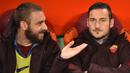  Daniele De Rossi dan  Francesco Totti terlihat sedang bebincang di banch saat laga lanjutan Serie A, di Stadion Olimpico, Sabtu atau Minggu (20/3/2016) dini hari WIB. (AFP/ Gabriel Bouys)