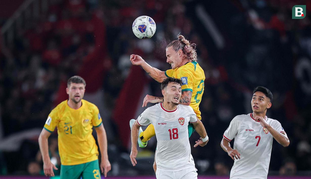 <p>Pemain Australia,&nbsp;Jackson Irvine, duel udara dengan pemain Timnas Indonesia,&nbsp;Ivar Jenner, pada laga kedua Grup C Kualifikasi Piala Dunia 2026 Zona Asia di Stadion Utama Gelora Bung Karno (SUGBK), Jakarta Pusat, pada Selasa (10/9/2024). (Bola.com/Bagaskara Lazuardi)</p>