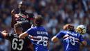 Bek AC Milan, Cristian Zapata, menyundul bola saat melawan Sampdoria pada laga Serie A Italia di Stadion Luigi Ferraris, Genoa, Minggu (24/9/2017). Sampdoria menang 2-0 atas Milan. (AFP/Filippo Monteforte)