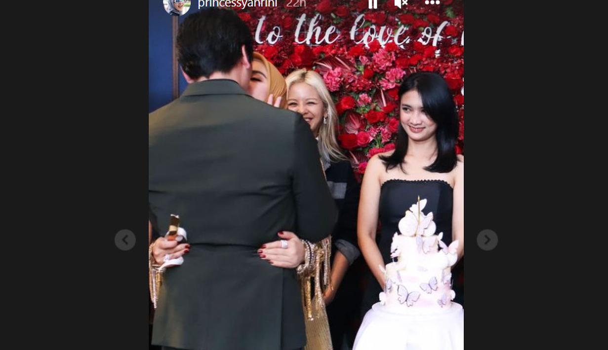 Sorn melihat Syahrini dan Reino Barack bermesraan. (Foto: Instagram/ princessyahrini)