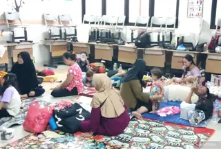 Ratusan warga Kebon Pala, Kampung Melayu, Jatinegara, Jakarta Timur, terpaksa mengungsi imbas banjir setinggi dua meter lebih yang merendam permukiman. (Foto: Antara)