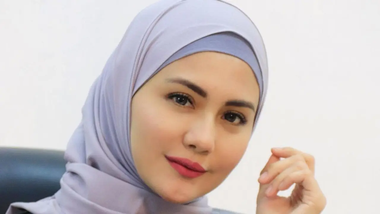 7 Gaya Juliana Moechtar Istri Mendiang Herman Seventeen Saat Tampil Berhijab