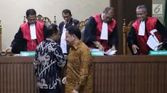 Terdakwa dugaan korupsi pengadaan lahan Bandara Bobong pada APBD Kabupaten Kepulauan Sula tahun 2009 Zainal Mus (kiri) dan Ahmad Hidayat Mus usai sidang pembacaan tuntutan di Pengadilan Tipikor, Jakarta, Kamis (14/3). (Liputan6.com/Helmi Fithriansyah)