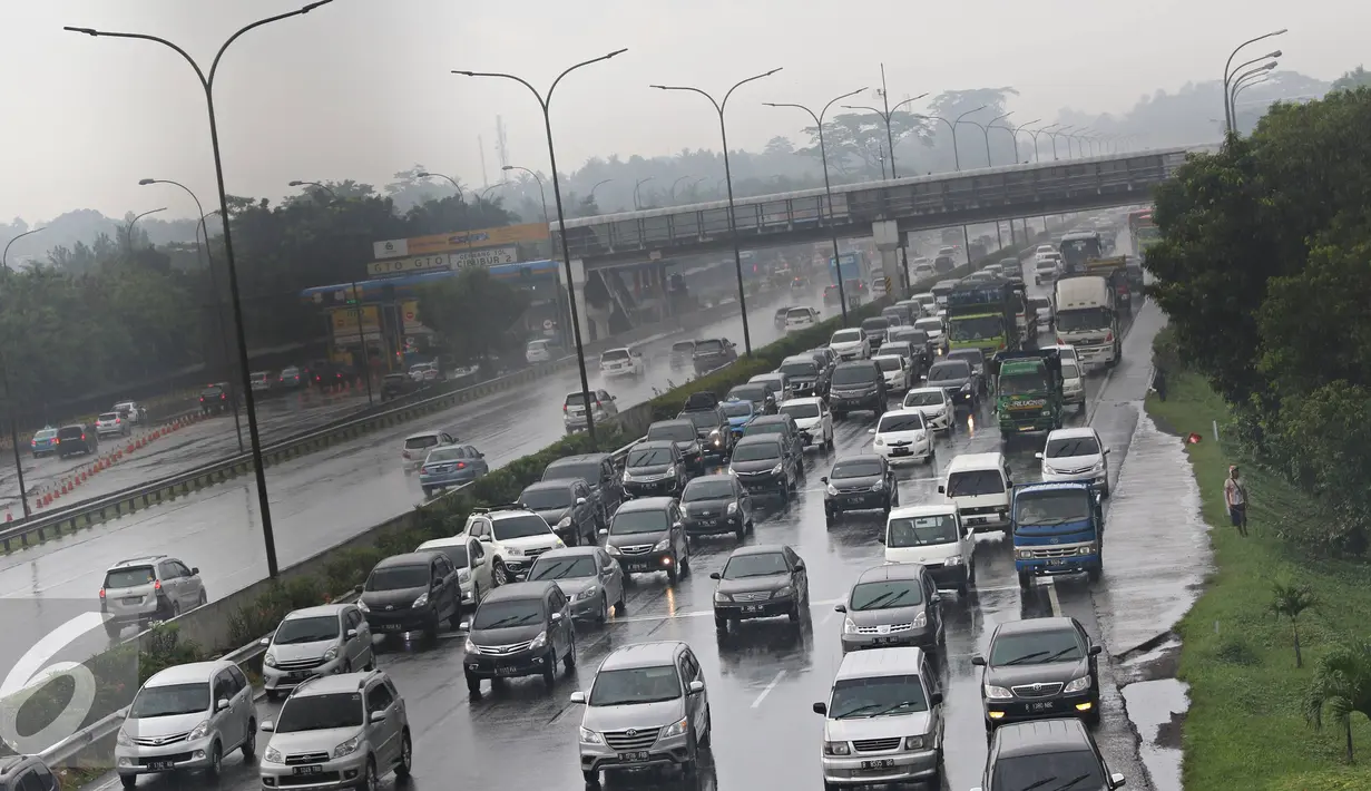 Kendaraan tampak mengular di Gerbang Tol Cibubur Utama, Jakarta, Kamis (5/5). Tingginya volume kendaraan dari Jakarta yang menuju Bogor dan sekitarnya selama masa libur membuat arus lalu lintas di kawasan tersebut macet. (Liputan6.com/Immanuel Antonius)