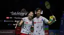 Pebulu tangkis ganda campuran Jepang, Yuta Watanabe/Arisa Higashino, melakukan selebrasi usai menaklukkan wakil Korea Selatan, Seo Seung Jae/Chae Yu Jung pada babak semifinal Indonesia Open 2022 di Istora Senayan, Jakarta, Sabtu (18/06/2022). (Bola.com/Bagaskara Lazuardi)