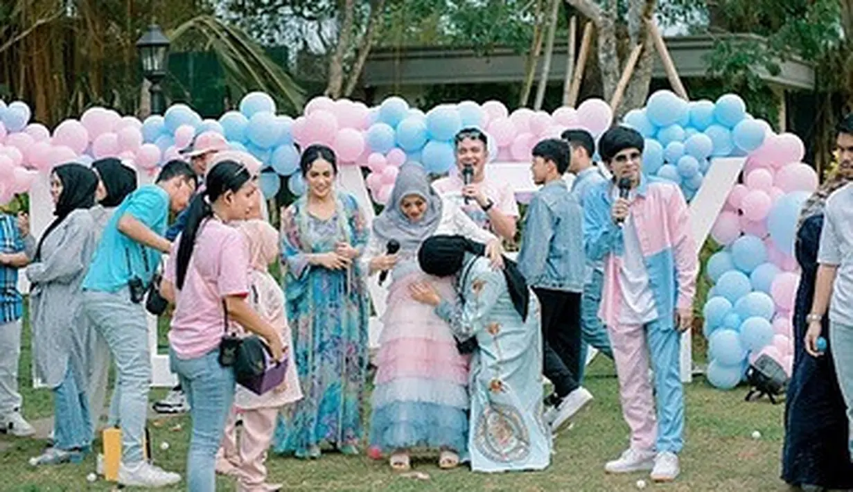 Selain membagikan momen bertemu besan, ibunda Atta juga membagikan beberapa keseruan acara gender reveal. Dari beberapa potret dan video yang diunggah, acara tampak begitu meriah bersama keluarga besar. [Instagram/genifaruk]