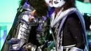 Aksi panggung Gene Simmons dan Tommy Thayer KISS selama 23rd Annual Race to Erase MS Gala di California, USA (15/4). Sampai saat ini, KISS telah merilis 44 album, dan terjual lebih dari 100 juta album di seluruh dunia. (AFP PHOTO/Frederick M. Brown)