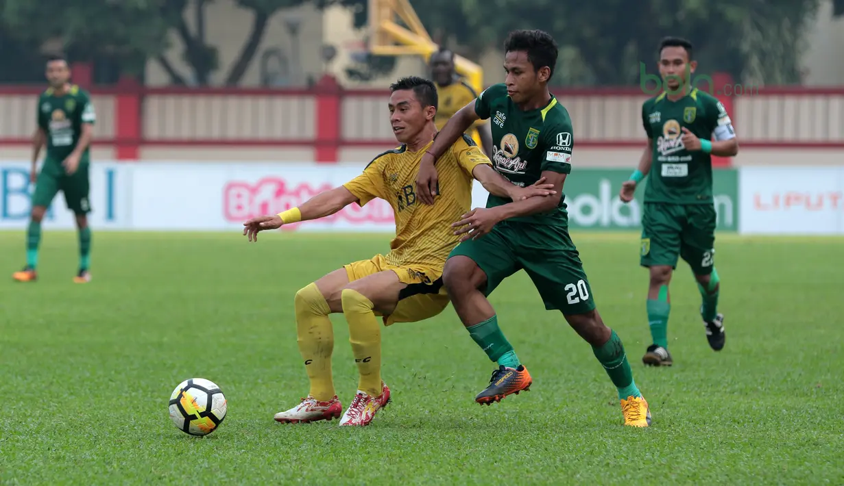 Alsan Sanda (kiri) berebut bola dengan pemain Persebaya Surabaya, Osvaldo Haay  pada laga Gojek Liga 1 bersama Bukalapak di Stadion PTIK, Jakarta, Rabu (11/7/2018). Bhayangkara bermain imbang 3-3. (Bola.com/Nick Hanoatubun)