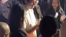 Eca Aura menghadiri pesta ulang tahun private El Rumi yang mengundang hanya kerabat dekat. Bahkan, ia pun berada di sebelah El dan Dul saat El meniup lilin ulang tahunnya. [@alyssadaguise]