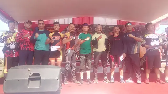 Para pemenang gowes Sinergita TNI-Polri setelah mendapatkan hadiah uang tunai dari Kapolres Garut