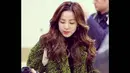 Dara dengan ramah menerima permintaan salah satu penggemar yang ingin mengabadikan gambarnya. (instagram.com/krungy21)