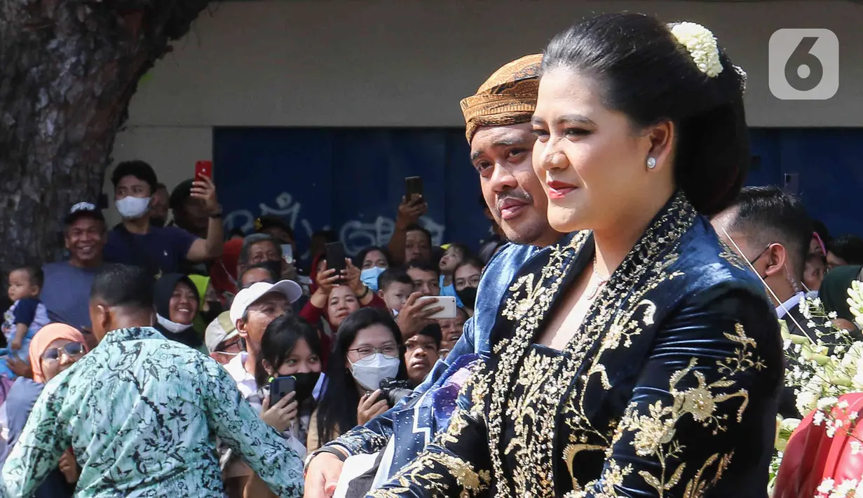 Kahiyang Ayu didampingi sang suami Bobby Nasution saat menaiki kereta dalam mengikuti prosesi kirab Ngunduh Mantu di kawasan Selamet Riyadi, Solo, Jawa Tengah, Minggu (11/12/2022). Kirab ngunduh mantu pernikahan putra bungsu Presiden Joko Widodo, Kaesang Pangarep dan istrinya Erina Gudono yang dimulai dari Loji Gandrung menuju Pura Mangkunegaran tersebut disaksikan ribuan masyarakat Solo dan sekitarnya. (Liputan6.com/Herman Zakharia)