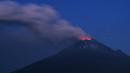<p>Pasalnya, Popocatepetl sudah memuntahkan abu ke beberapa kota terdekat sejak pekan lalu. Akibat muntahan abu gunung yang berada di bagian tengah negara itu, sejumlah penerbangan di Mexico City harus ditunda dan sejumlah sekolah harus ditutup di puluhan kota. (AP Photo/Marco Ugarte)</p>