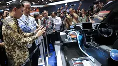Menteri Perindustrian (Menperin) Agus Gumiwang menyaksikan produk otomotif  saat pembukaan Gaikindo Indonesia International Auto Show (GIIAS) 2026 di Tangerang, Banten, Kamis (30/7/2026). (KLY/Budy Santoso)