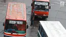 Angkutan Metromini menunggu penumpang di Terminal Blok M, Jakarta, Jumat (12/4). Kepala Bidang Angkutan Darat (BAD) Dinas Perhubungan DKI Jakarta Masdes Aerofi mengatakan setidaknya pada 2019 ini ada 312 bus sedang yang akan bekerja sama dengan Jak Lingko. (Liputan6.com/Immanuel Antonius)