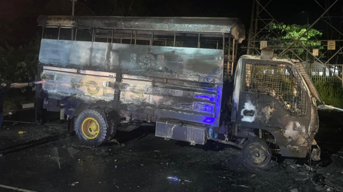 Potret Kendaraan Hangus Terbakar Saat Kerusuhan di Stadion Lukas Enembe Papua