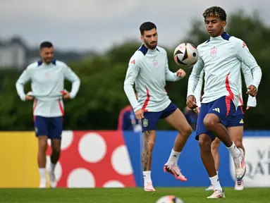 Penyerang Spanyol #19 Lamine Yamal menghadiri sesi latihan MD-1 menjelang laga final Euro 2024, di base camp tim di Donaueschingen, Sabtu (13/7/2024). (JAVIER SORIANO / AFP)