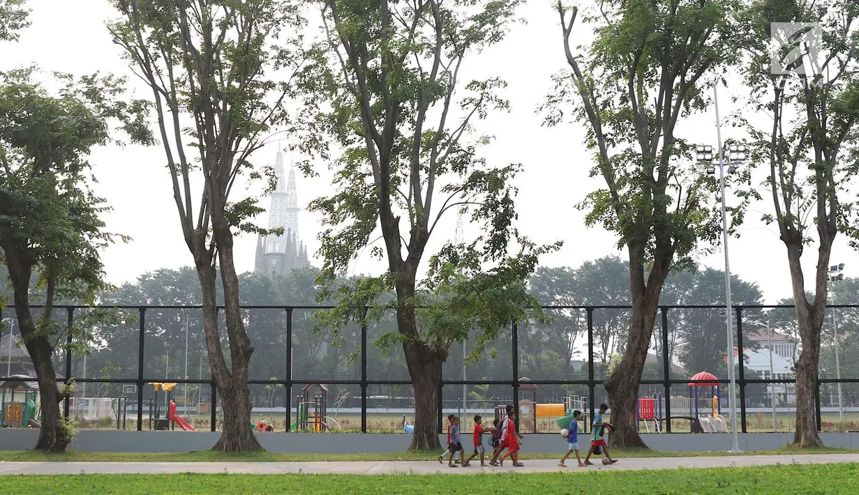 Anak-anak bermain di Lapangan Banteng, Jakarta, Selasa (3/7). Lapangan Banteng yang direvitalisasi sejak Mei 2017 kini terlihat Instagramable. (Liputan6.com/Immanuel Antonius)