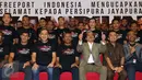 Presiden Direktur PT. Freeport Indonesia, Chappy Hakim (ketiga kanan) bersama tim Persipura berfoto bersama usai penyerahan bonus juara di Jakarta, Jumat (6/1). Persipura menjadi juara TSC 2016 dengan 68 poin. (Liputan6.com/Helmi Fithriansyah)