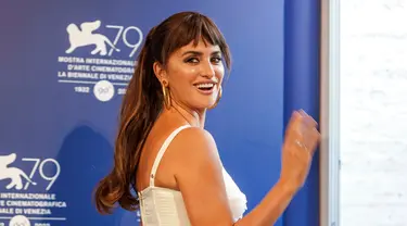 Penelope Cruz berpose untuk fotografer saat sesi pemotretan untuk film 'On The Fringe' pada Venice Film Festival edisi ke-79 di Venesia, Italia, 6 September 2022. Penelope Cruz tampil tampil anggun. (AP Photo/Domenico Stinellis)