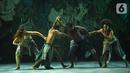 Pemain mempertunjukkan teater yang menggabungkan film, dance, dan lagu berjudul Planet Sebuah Lament di Teater Jakarta, TIM, Jakarta, Kamis (16/1/2020). Pertunjukkan ini mengusung perpaduan budaya Indonesia Timur (Melanesia) yang mengambil referensi tablo jalan salib. (Liputan6.com/Fery Pradolo)