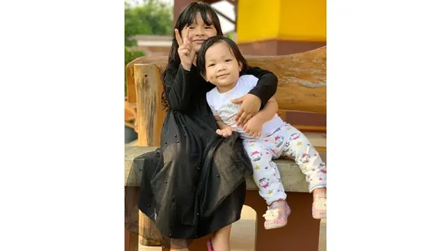 Jarang Tersorot, Ini 6 Potret Zulaiha Putri Sulung Ustaz Riza Muhammad