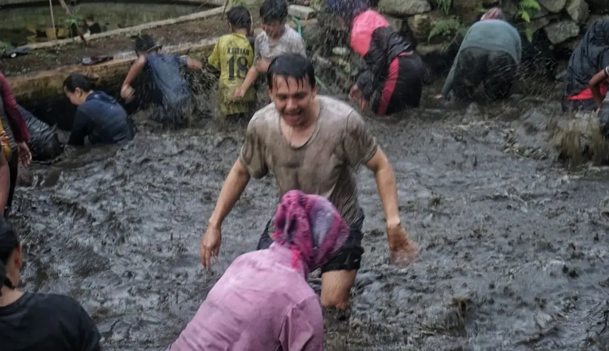<p>Sahrul Gunawan juga membagikan potret saat ia mengikuti lomba tangkap ikan dengan masyarakat. (FOTO: instagram.com/sahrulgunawanofficial/)</p>