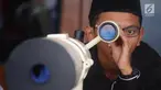Tim Rukyat Hilal AL Husna MAJT Semarang mengintip hilal di Menara Al-Husna Masjid Agung Jawa Tengah, Selasa (15/5 ). Meski bulan di ufuk titik tengah belum terlihat, penentuan Ramadan masih menunggu Sidang Isbat Kementerian Agama. (Liputan6.com/Gholib)