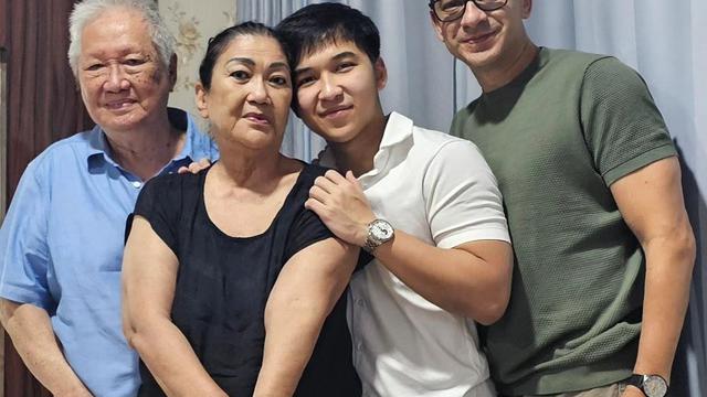 6 Potret Ari Wibowo Rayakan Imlek dengan Keluarga Inge Anugrah, Jaga Komunikasi