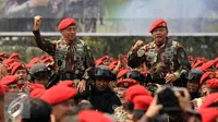 KSAD Jenderal TNI Mulyono (kiri) bersama Danjen Kopassus Mayjen TNI M Herindra dibopong pasukan baret merah usai upacara Penyematan Brevet Komando di Makopassus, Cijantung, Jakarta, Jumat (25/9/2015). (Liputan6.com/Helmi Fithriansyah)