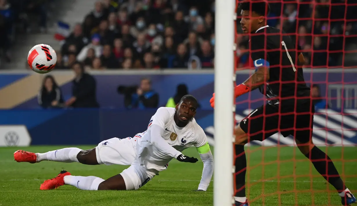 Gelandang Prancis Paul Pogba (tengah) menembak bola ke gawang Afrika Selatan dalam laga persahabatan di Stadion Pierre Mauroy, Rabu (30/3/2022) dinihari WIB. Timnas Prancis berpesta lima gol ke gawang Afrika Selatan. (FRANCK FIFE / AFP)