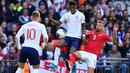 Striker Inggris, Marcus Rashford, berebut bola dengan bek Bulgaria, Nikolay Bodurov, pada laga Kualifikasi Piala Eropa 2020 di Stadion Wembley, London, Sabtu (7/9). Inggris menang 4-0 atas Bulgaria. (AFP/Ben Stansall)
