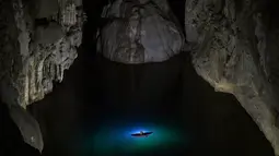 Seorang pengunjung ambil bagian dalam tur di gua Son Doong, salah satu gua alam terbesar di dunia, di provinsi Quang Binh, Vietnam pada 19 Januari 2021. Hang Son Doong diperkirakan mampu menampung Kota New York, lengkap dengan 40 gedung pencakar langit. (Nhac NGUYEN/AFP)