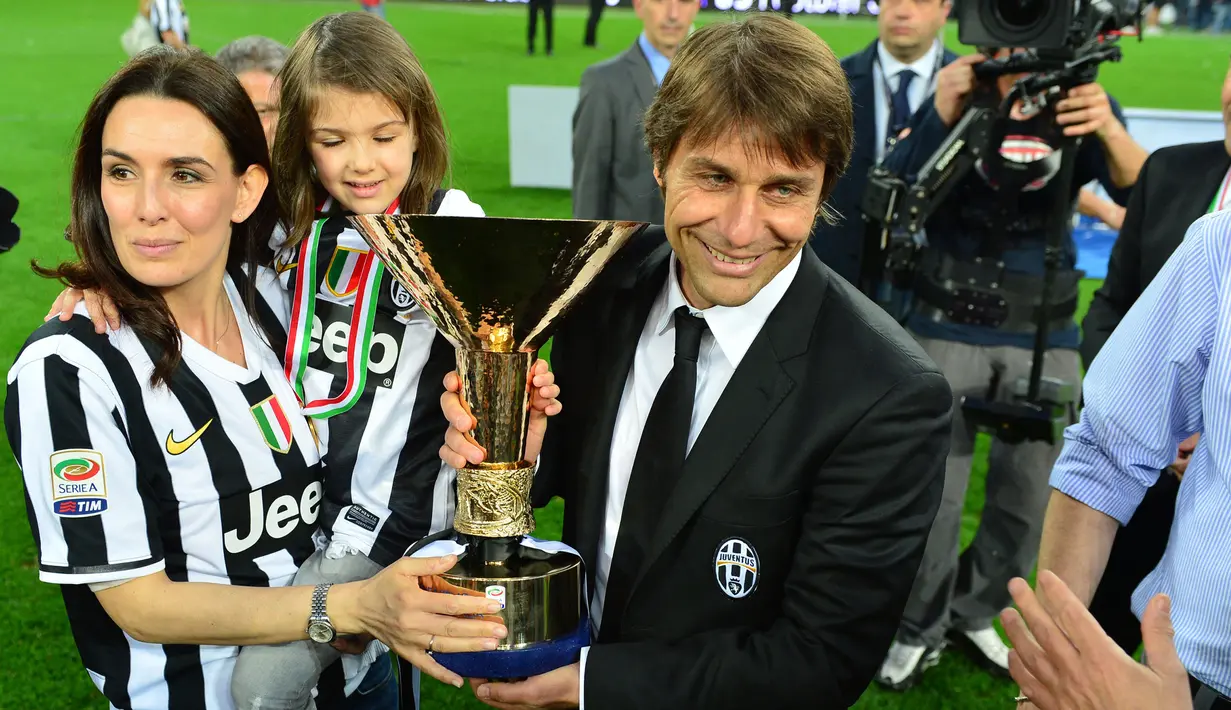 Sebagai pemain, Antonio Conte tercatat total mengoleksi 5 gelar juara Liga Italia, semua bersama Juventus pada 1994/1995, 1996/1997, 1997/1998, 2001/2002 dan 2002/2003. Sementara sebagai pelatih ia tercatat 3 kali menjuarai Liga Italia, semua bersama Juventus dalam tiga musim beruntun pada 2011/2012 hingga 2013/2014. (AFP/Giuseppe Cacace)
