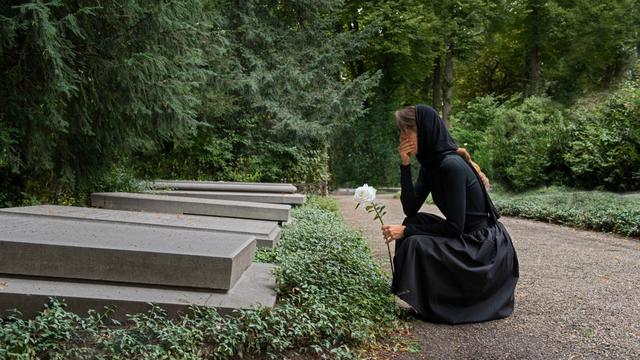 Ilustrasi dukacita, makam, ziarah