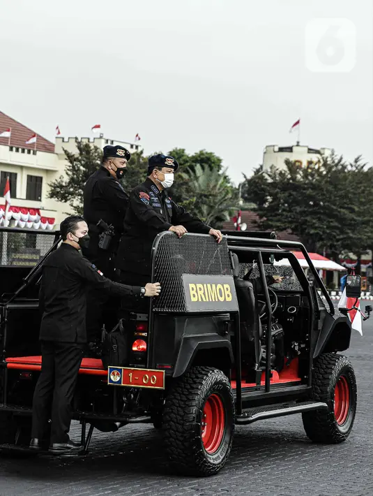Menteri Pertahanan Prabowo Subianto (kanan) didampingi Dankorbrimob Polri Irjen Pol Anang Revandoko tiba di Mako Brimob, Depok, Jawa Barat, Jumat (12/11/2021). Kedatangan Prabowo pada HUT ke-76 Brimob tersebut disambut dengan berbagai atraksi pasukan. (Liputan6.com/Faizal Fanani)