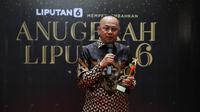 Dirjen Pengelolaan Kelautan Kementerian Kelautan dan Perikanan (KKP), Koswara, menerima penghargaan Anugerah Liputan6 kategori "Pemberdayaan Masyarakat: Pelestari Ekosistem Pesisir Berkelanjutan" di SCTV Tower, Senayan, Jakarta, 16 Oktober 2025. (Liputan6.com/Helmi Fithriansyah)