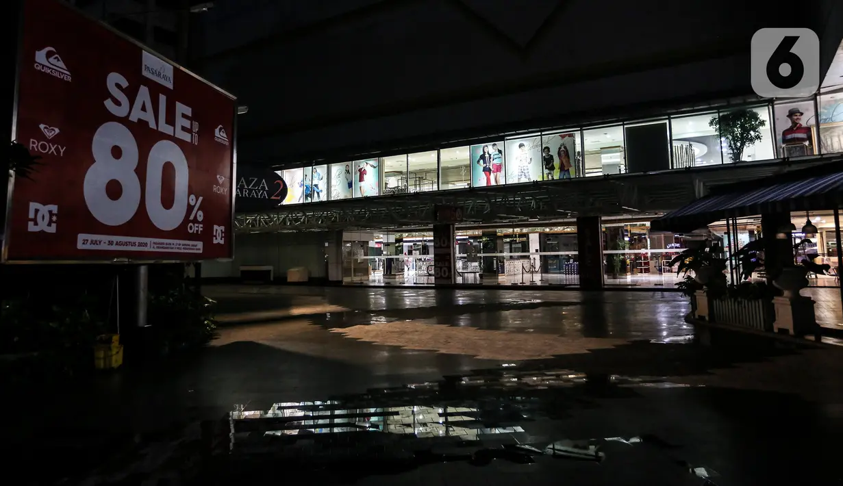 Suasana di kompleks pertokoan di kawasan Blok M, Jakarta, Senin (2/11/2020). Dahulu kawasan yang terbilang selalu ramai pengunjung ini, berbalik arah menjadi sepi sejak tujuh bulan lalu saat PSBB pertama kali diberlakukan. (Liputan6.com/Johan Tallo)