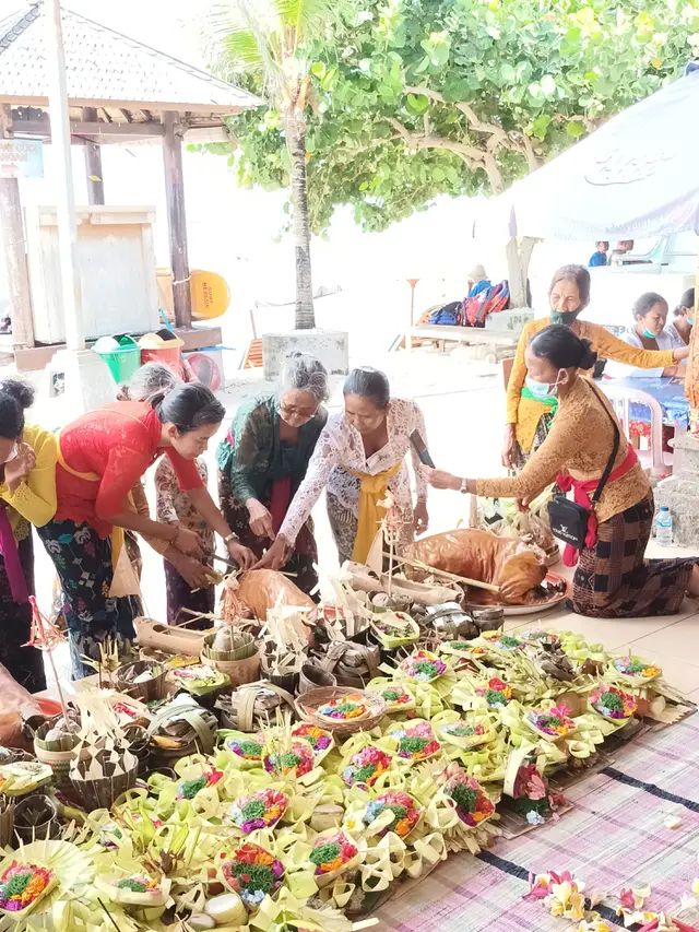 Pemotongan daging babi untuk dilarung ke laut