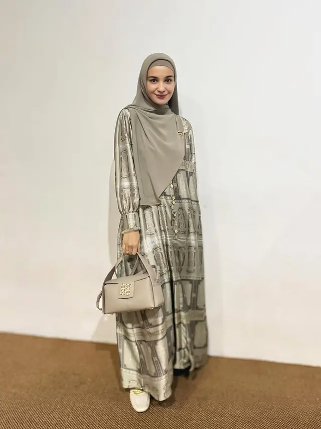 Gamis Motif ala Shireen Sungkar (Foto: Instagram @shireensungkar)