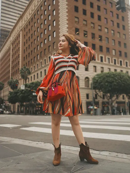 Artis cantik ini juga menceritakan dunia perkuliahan yang memang sejalan dengan pekerjaannya sekarang ini. Ia yakin dengan ilmu yang diembannya akan memberikannya pengalaman dalam kehidupan. (Instagram/prillylatuconsina96)