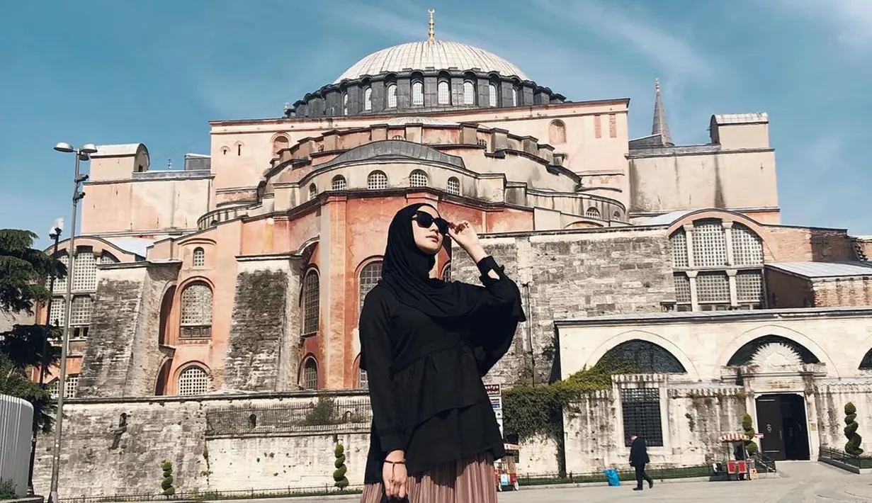 Tidak hanya mantap berhijab, baru-baru ini sosok Citra Kirana ini juga dikabarkan tengah dekat dengan Rezky Aditya. Setelah putus dengan Ali Syakieb, Citra Kirana kabarnya tengah menjalin hubungan dengan pesinetron Rezky Aditya. (Liputan6.com/IG/ @citraciki)